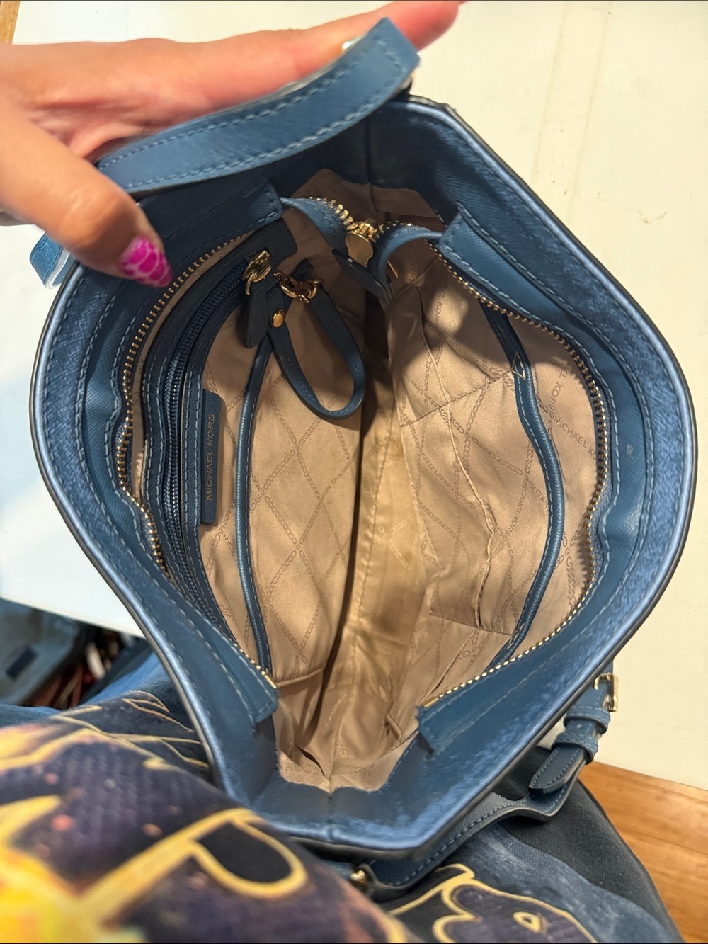 Michael Kors Blue Leather Shoulder Bag with Gold Logo - Picture 3 of 5
